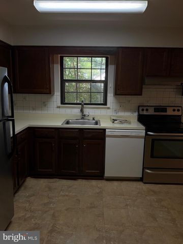 5904 ROBERTS COMMON CT, Burke, VA 22015