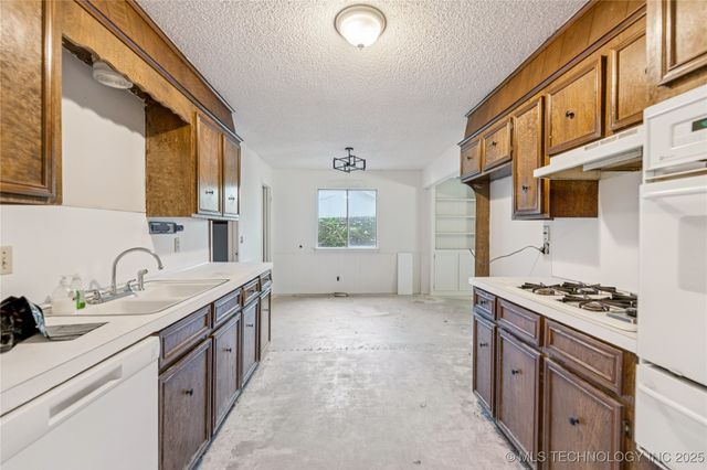 1122 S Division Street, Sapulpa, OK 74066
