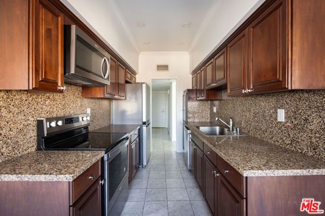 7250 Franklin Avenue 702, Los Angeles, CA 90046