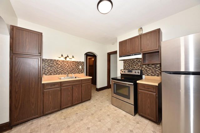 2616 S Chicago AVENUE, South Milwaukee, WI 53172