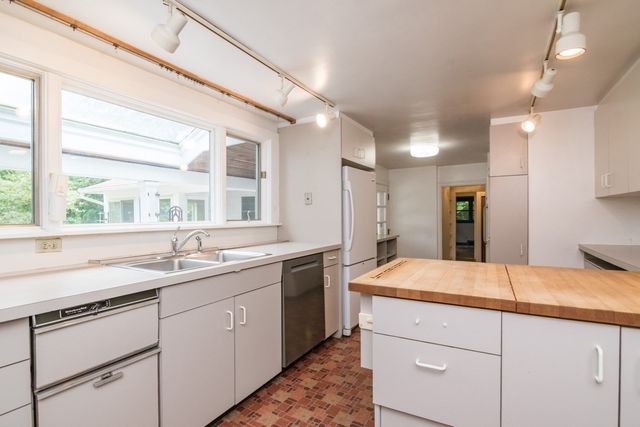 136 Lincoln Avenue, Amherst, MA 01002