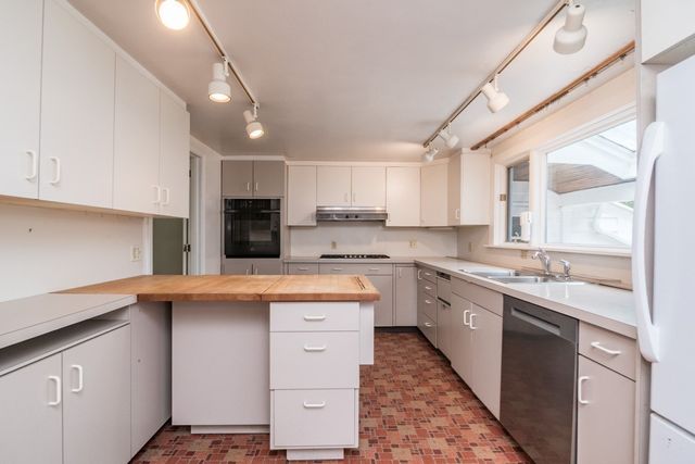 136 Lincoln Avenue, Amherst, MA 01002