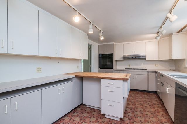 136 Lincoln Avenue, Amherst, MA 01002