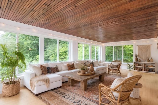 136 Lincoln Avenue, Amherst, MA 01002