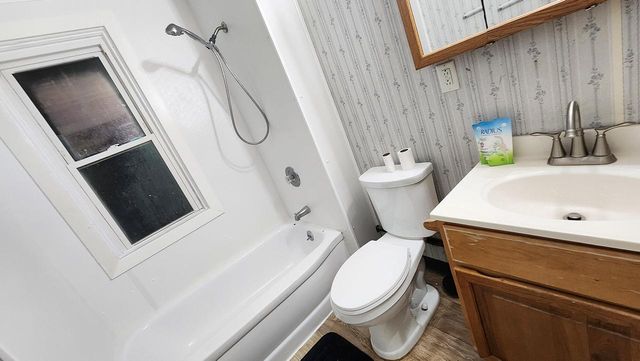 1527 N 33rd STREET, Milwaukee, WI 53208