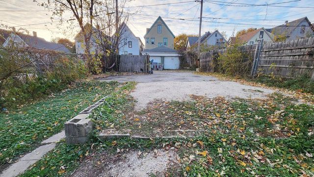 1527 N 33rd STREET, Milwaukee, WI 53208