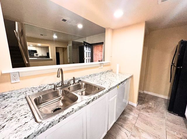 556 E Avenue J B, Grand Prairie, TX 75050