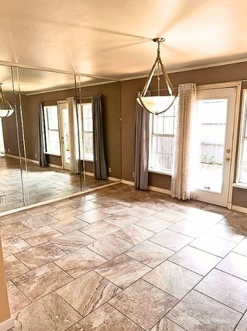 556 E Avenue J B, Grand Prairie, TX 75050