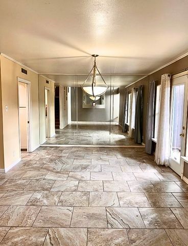 556 E Avenue J B, Grand Prairie, TX 75050