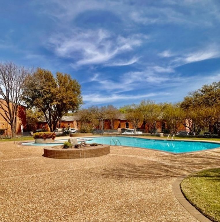556 E Avenue J B, Grand Prairie, TX 75050