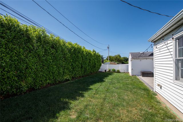 41 Andrew Lane, Levittown, NY 11756
