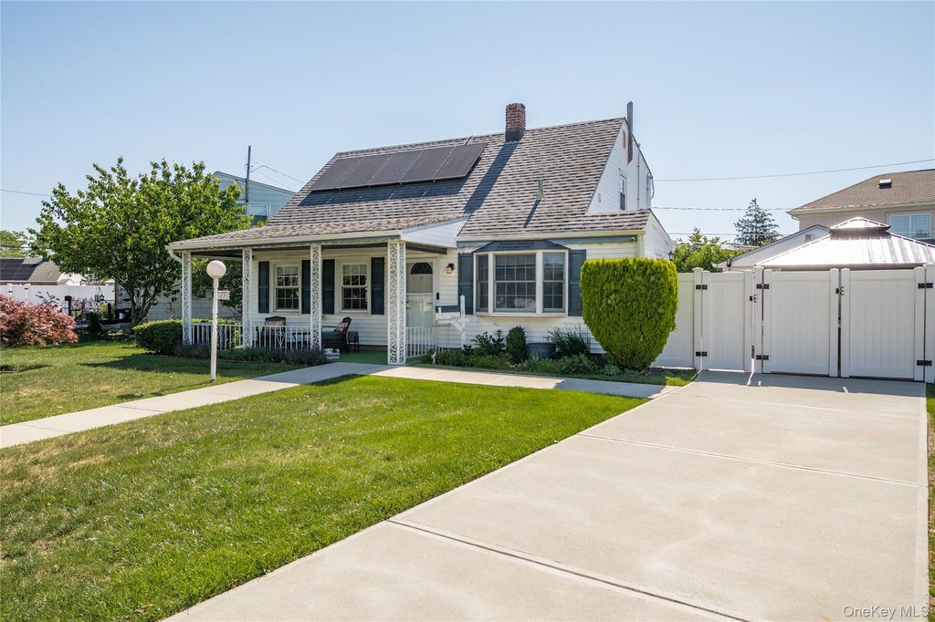 41 Andrew Lane, Levittown, NY 11756