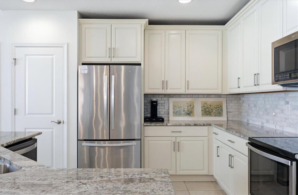 Image 22 of property listing at 23160 BANBURY WAY 102, Venice, FL 34293