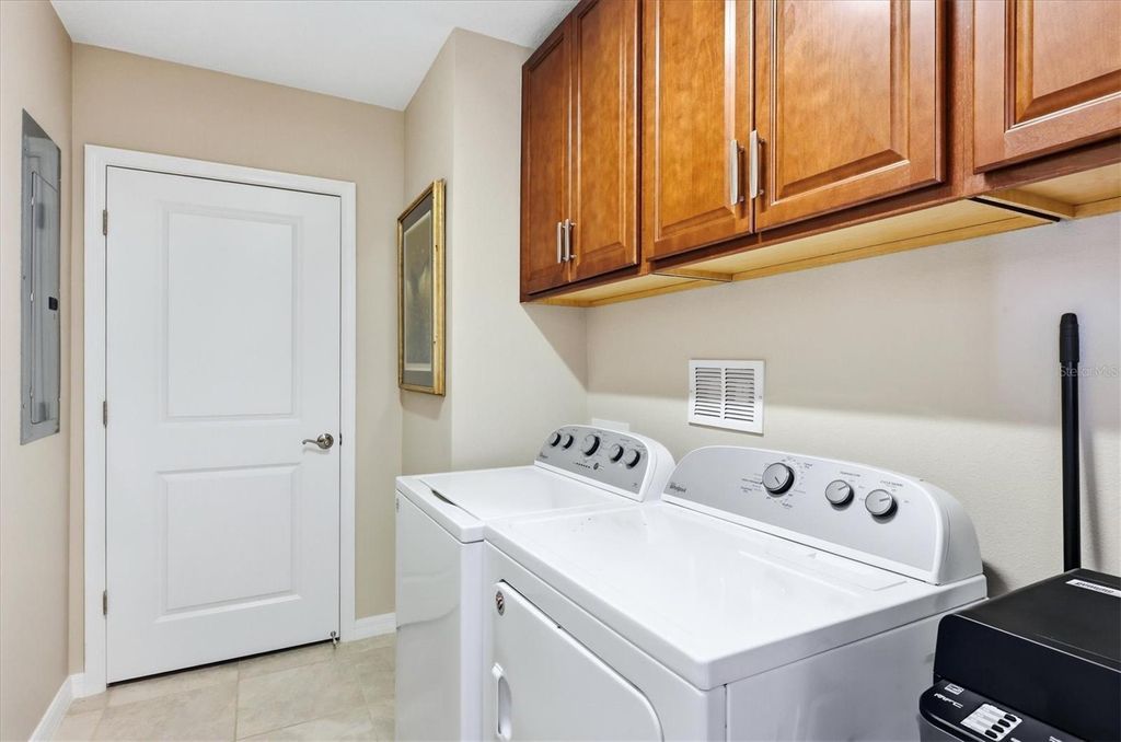 Image 37 of property listing at 23160 BANBURY WAY 102, Venice, FL 34293