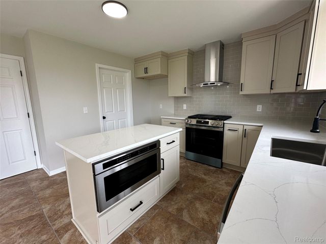 56602 Winding Creek Drive, Macomb Township, MI 48042