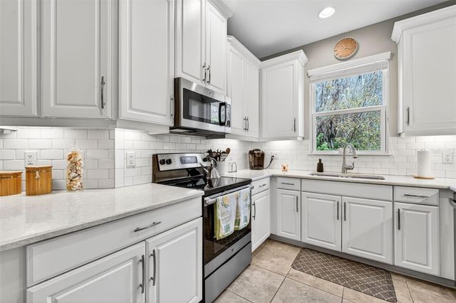 904 VINEYARD LANE, Oldsmar, FL 34677