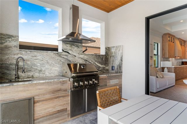 653 107th AVE N, Naples, FL 34108