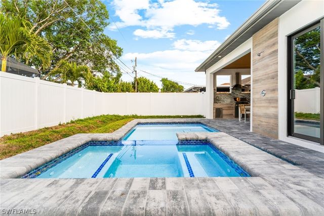 653 107th AVE N, Naples, FL 34108