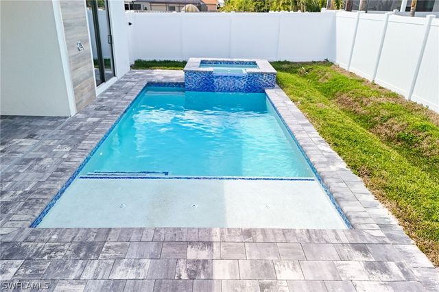 653 107th AVE N, Naples, FL 34108