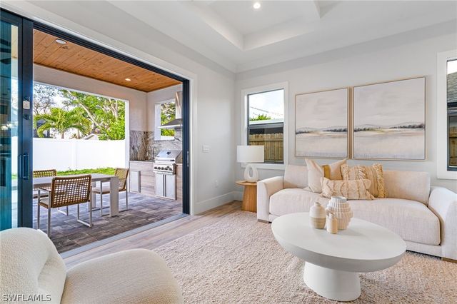 653 107th AVE N, Naples, FL 34108