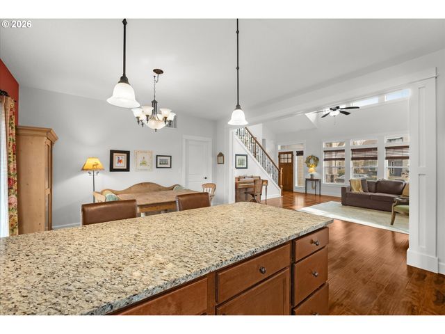 18775 SUNBLAZE Dr, Oregon City, OR 97045