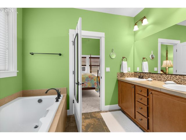 18775 SUNBLAZE Dr, Oregon City, OR 97045