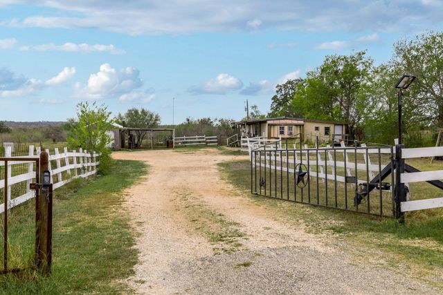 9054 Fm 713, Dale, TX 78616