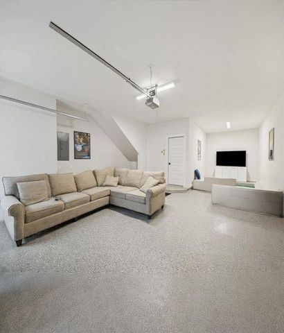 817 Thornton Road G, Houston, TX 77018