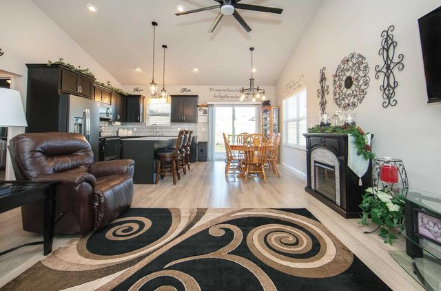 1310 1st St SE, Waverly, IA 50677