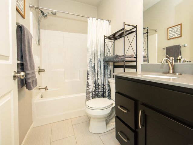 1310 1st St SE, Waverly, IA 50677