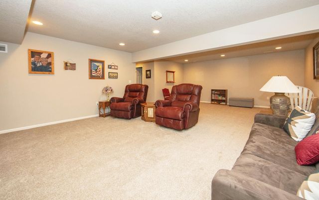 1310 1st St SE, Waverly, IA 50677