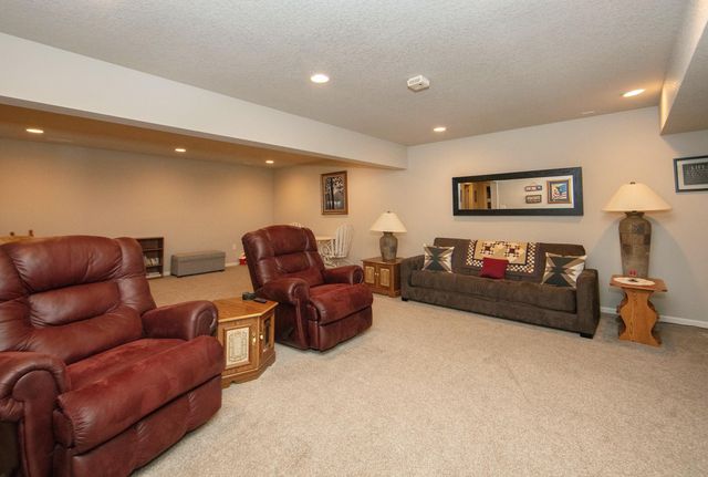 1310 1st St SE, Waverly, IA 50677