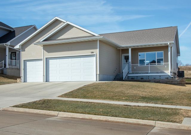 1310 1st St SE, Waverly, IA 50677