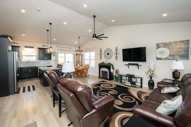 1310 1st St SE, Waverly, IA 50677