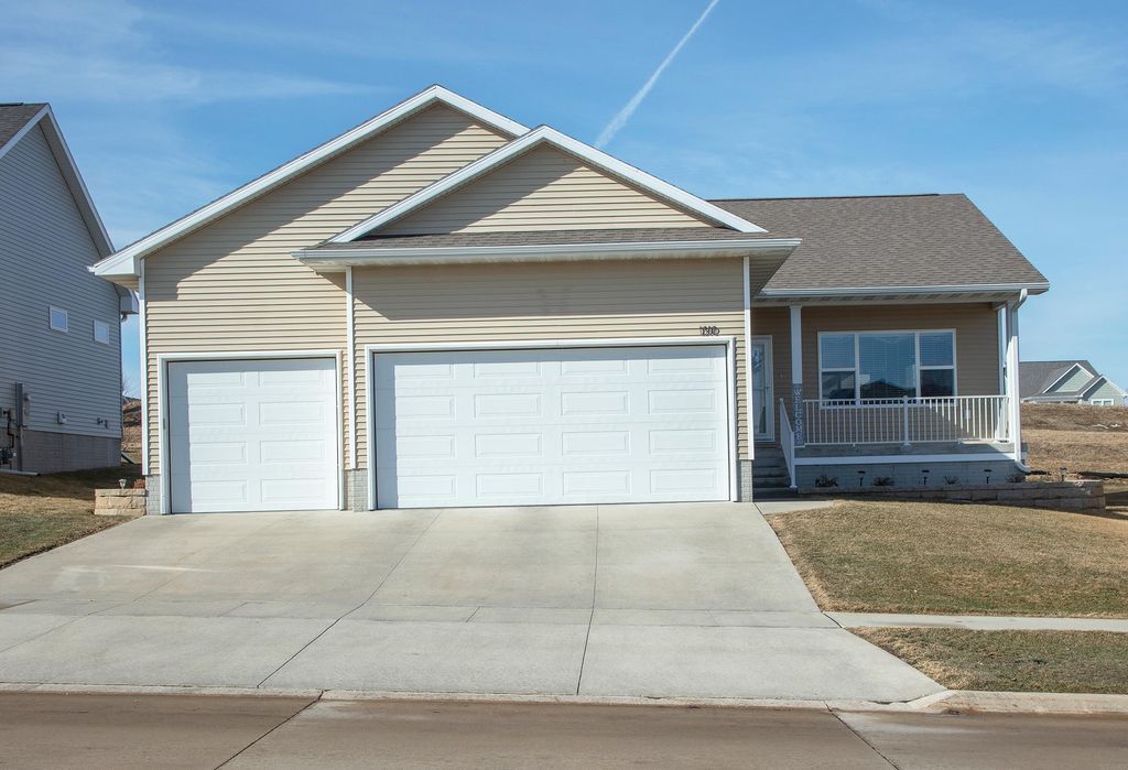 1310 1st St SE, Waverly, IA 50677