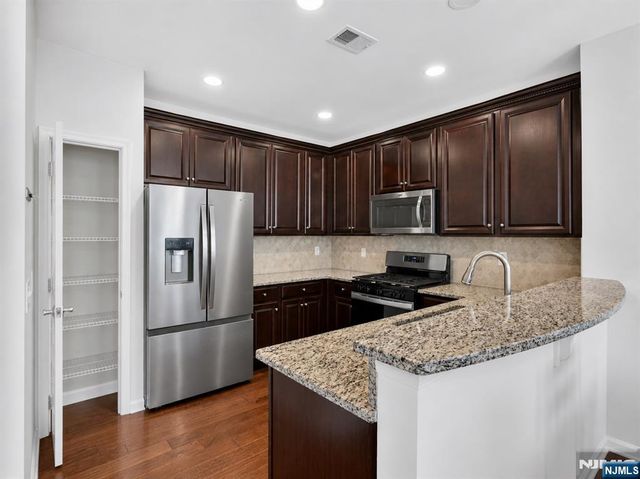 8 Veterans Drive, Wood Ridge, NJ 07075