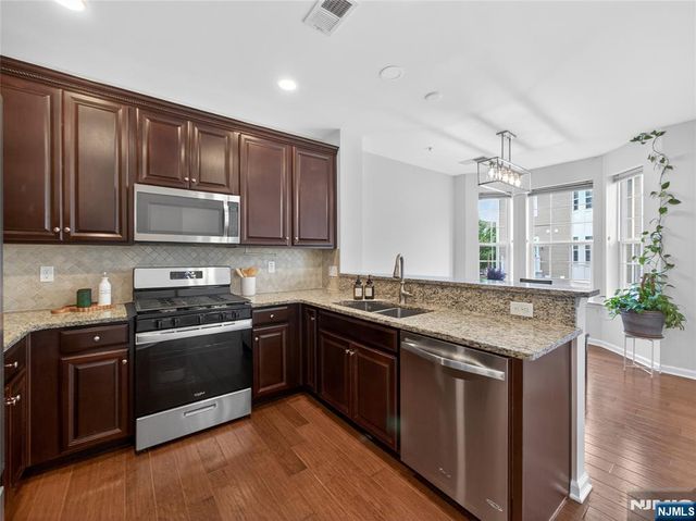 8 Veterans Drive, Wood Ridge, NJ 07075