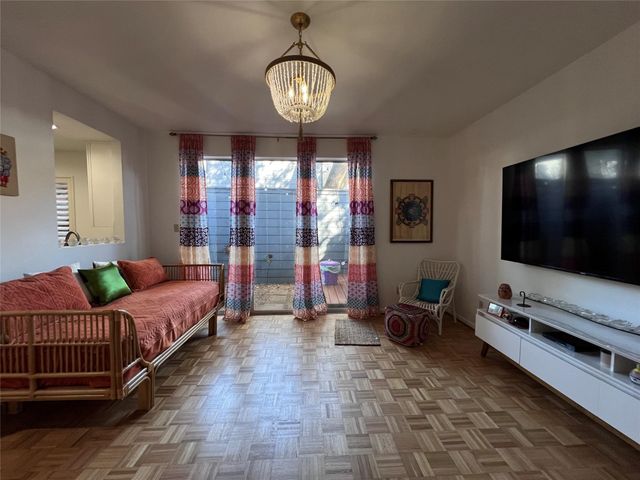 2100 Commonwealth Street L, Houston, TX 77006