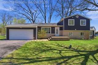 470 Crystalia Street, Commerce Charter Township, MI 48382
