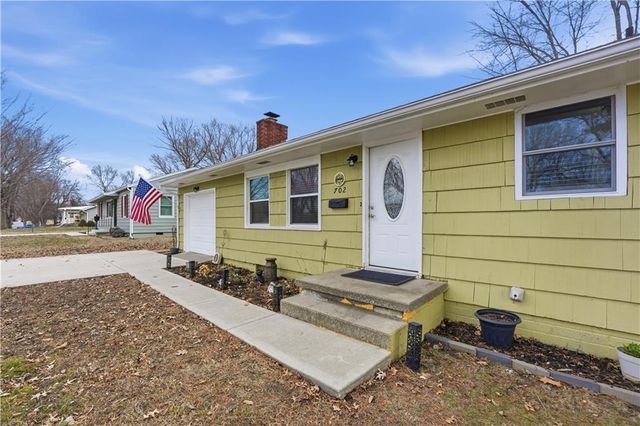 702 SW 17th Street, Blue Springs, MO 64015
