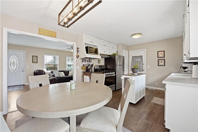 702 SW 17th Street, Blue Springs, MO 64015