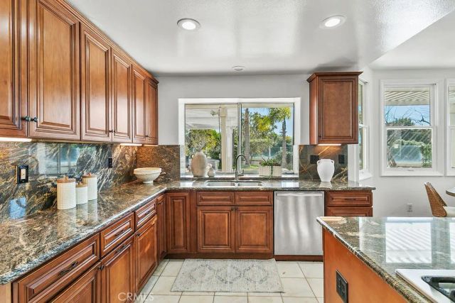 19 Harbor Pointe, Corona Del Mar, CA 92625