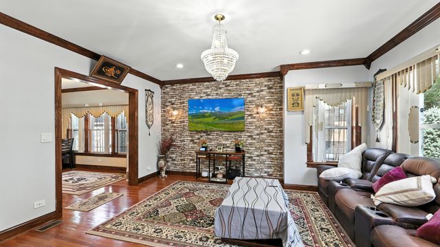5242 N Kimball Avenue, Chicago, IL 60625