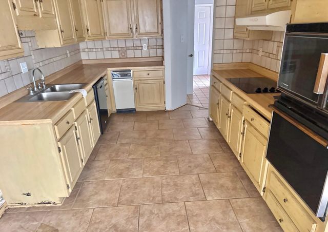 8723 N CARROLLWOOD CV N, Memphis, TN 38016