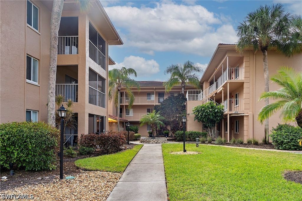 1075 Foxfire LN 310, Naples, FL 34104