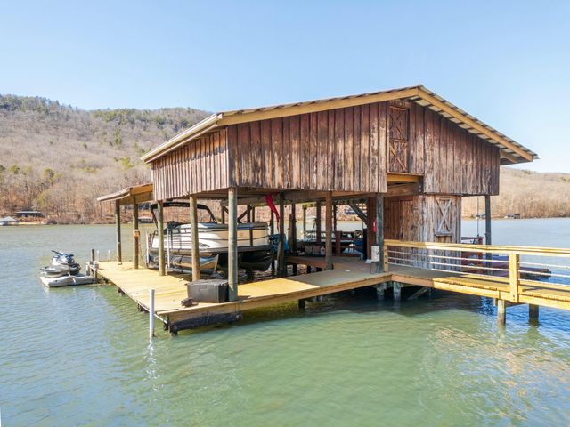 7286 Mullins Cove Road, Whitwell, TN 37397