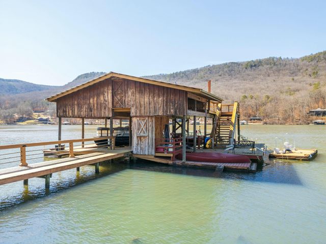 7286 Mullins Cove Road, Whitwell, TN 37397