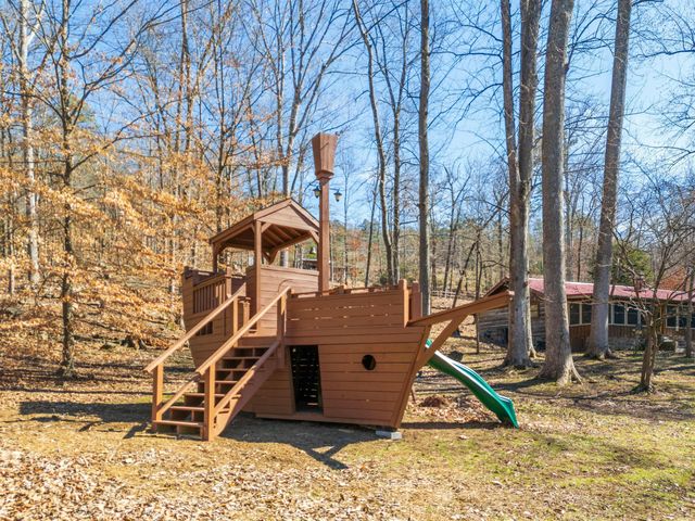 7286 Mullins Cove Road, Whitwell, TN 37397