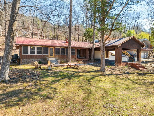 7286 Mullins Cove Road, Whitwell, TN 37397