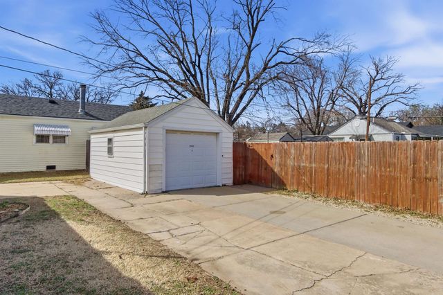 2802 W Douglas Ave, Wichita, KS 67203